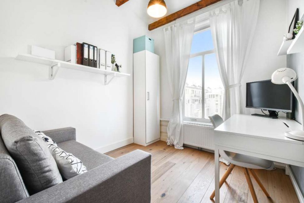 acogedora-sala-estudio-apartamento-moderno